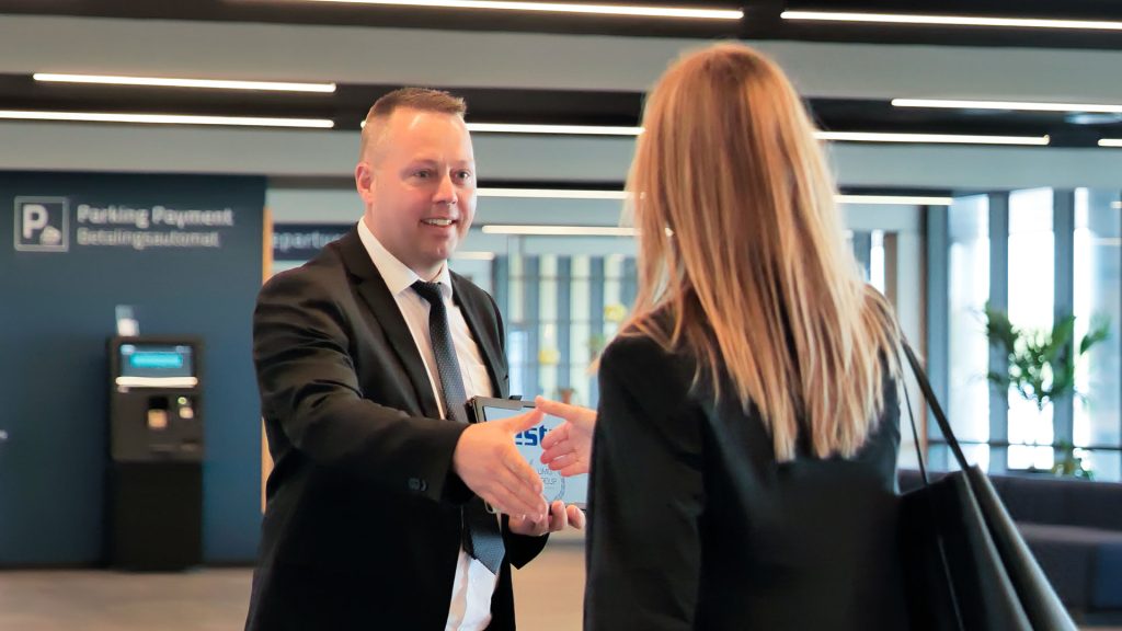 Ankomsthallen i Århus lufthavn. Med en firmaaftale hos LIMO GROUP, så ved du altid, hvor du skal henvende dig, når du har brug for persontransport i højeste kvalitet